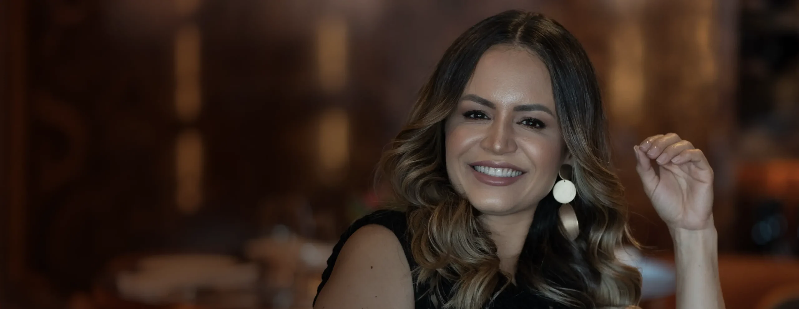 Banner do Curso de Inteligência Artificial com Lorenzza Calhau, especialista em marketing digital, sorrindo e pronta para ensinar estratégias inovadoras.